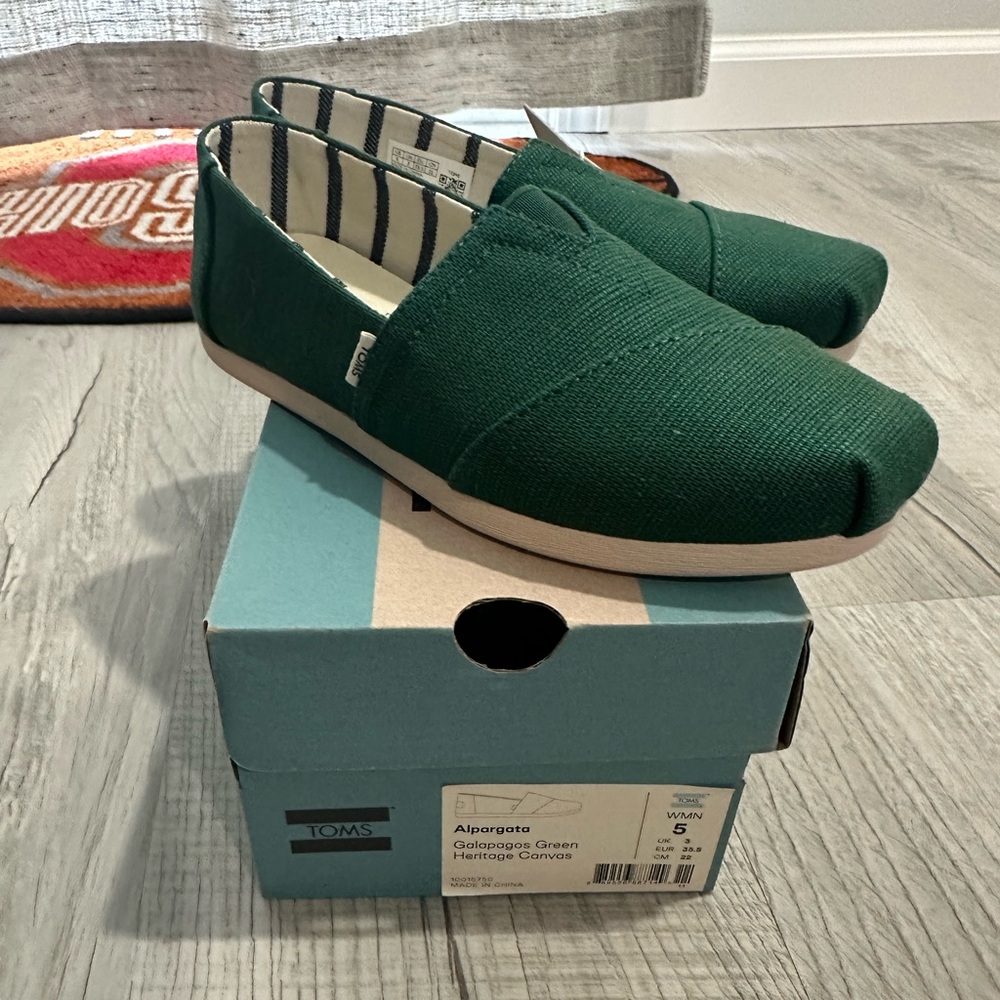 NIB Galapagos Green TOMS size 5